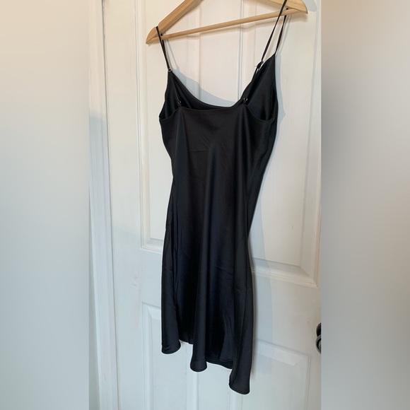 Robe noir en satin - Picture 2 of 2